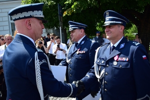 Komendant Główny Policji, Wojewoda Podkarpacki oraz Komendant Wojewódzki Policji w Rzeszowie wręczają awanse i gratulują odznaczonym policjantom.