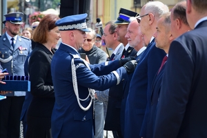 Komendant Główny Policji, Wojewoda Podkarpacki oraz Komendant Wojewódzki Policji w Rzeszowie wręczają awanse i gratulują odznaczonym policjantom.