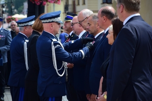Komendant Główny Policji, Wojewoda Podkarpacki oraz Komendant Wojewódzki Policji w Rzeszowie wręczają awanse i gratulują odznaczonym