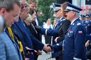 Komendant Główny Policji, Wojewoda Podkarpacki oraz Komendant Wojewódzki Policji w Rzeszowie wręczają awanse i gratulują odznaczonym