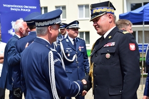 Komendant Wojewódzki Policji w Rzeszowie odbiera gratulacje od zaproszonych gości podczas obchodów święta policji na Placu Farnym w Rzeszowie.