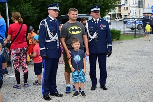 Komendant Główny Policji wraz z Komendantem Wojewódzkim Policji w Rzeszowie odwiedzają piknik policyjny w Białym Ogrodzie. Na zdjęciu komendanci wraz z gośćmi pikniku.