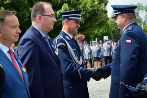 Komendant Główny Policji, Wojewoda Podkarpacki oraz Komendant Wojewódzki Policji w Rzeszowie wręczają awanse i gratulują odznaczonym