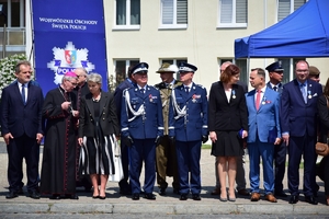 Policjanci i zaproszeni goście podczas obchodów święta policji na Placu Farnym w Rzeszowie.