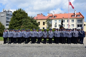 Policjanci podczas obchodów święta policji na Placu Farnym w Rzeszowie.