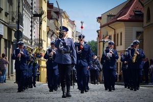 Dowódca uroczystości prowadzi orkiestrę policyjną.