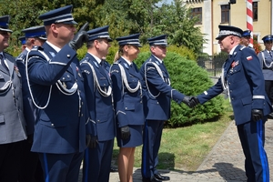 Komendant Główny Policji wita się z policjantami