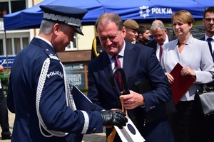 Komendant Wojewódzki Policji w Rzeszowie odbiera gratulacje od zaproszonych gości podczas obchodów święta policji na Placu Farnym w Rzeszowie.