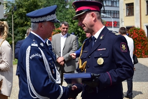 Komendant Wojewódzki Policji w Rzeszowie odbiera gratulacje od zaproszonych gości podczas obchodów święta policji na Placu Farnym w Rzeszowie.