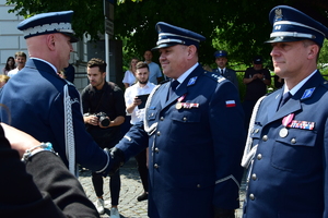 Komendant Główny Policji, Wojewoda Podkarpacki oraz Komendant Wojewódzki Policji w Rzeszowie wręczają awanse i gratulują odznaczonym policjantom.