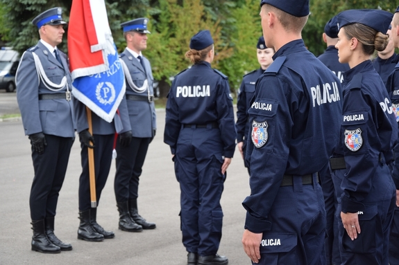 Policjanci podczas uroczystości ślubowania na placu apelowym Oddziału Prewencji Policji w Rzeszowie.