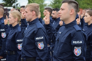 Policjanci podczas uroczystości ślubowania na placu apelowym Oddziału Prewencji Policji w Rzeszowie.