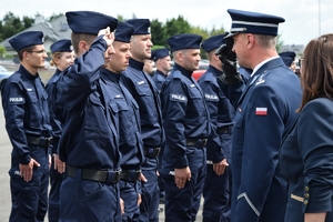 Policjanci podczas uroczystości ślubowania na placu apelowym Oddziału Prewencji Policji w Rzeszowie.