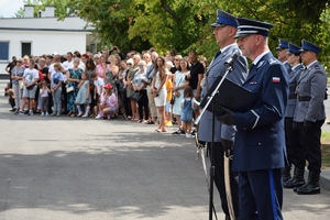 Policjanci podczas uroczystości ślubowania na placu apelowym Oddziału Prewencji Policji w Rzeszowie.