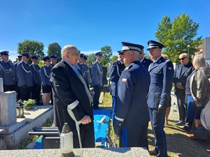 Komendant Wojewódzki nadinsp. Dariusz Matusiak rozmawia z rodziną poległego st.post. PP Antoniego Krupy