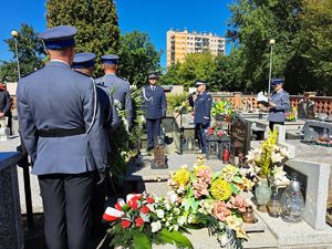 Uroczyste odsłonięcie pamiątkowej tablicy na cmentarzu w Mielcu