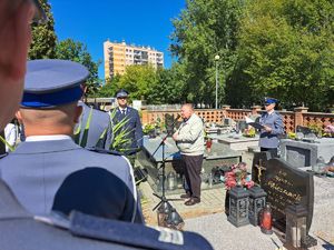 Uroczyste odsłonięcie pamiątkowej tablicy na cmentarzu w Mielcu