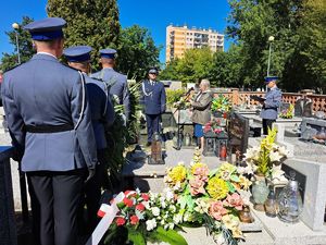 Uroczyste odsłonięcie pamiątkowej tablicy na cmentarzu w Mielcu