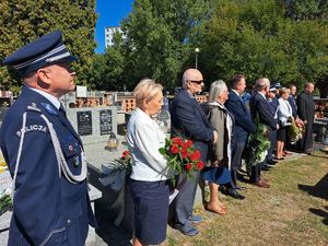 Uroczyste odsłonięcie pamiątkowej tablicy na cmentarzu w Mielcu