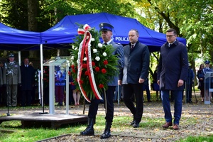 Odsłonięcie tablicy upamiętniającej funkcjonariuszy Policji Państwowej w Kalwarii Pacławskiej