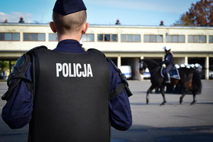 Policjanci na koniach podczas atestacji.