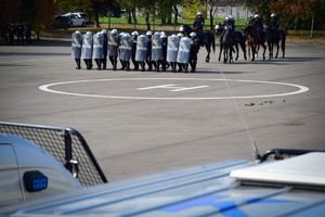 Policjanci na koniach podczas atestacji.