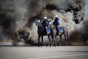 Policjanci na koniach podczas atestacji.