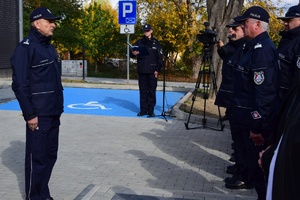Policjanci i zaproszeni goście na placu przed Posterunkiem Policji w Cieszanowie.
