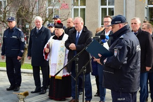 Policjanci i zaproszeni goście na placu przed Posterunkiem Policji w Cieszanowie.