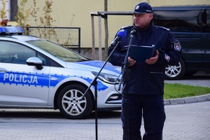 Policjanci i zaproszeni goście na placu przed Posterunkiem Policji w Cieszanowie.