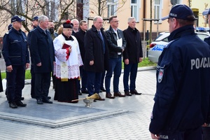 Policjanci i zaproszeni goście na placu przed Posterunkiem Policji w Cieszanowie.