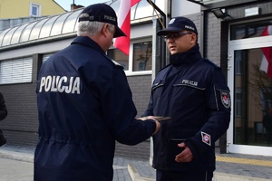 Policjanci i zaproszeni goście na placu przed Posterunkiem Policji w Cieszanowie.