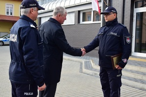 Policjanci i zaproszeni goście na placu przed Posterunkiem Policji w Cieszanowie.