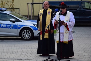 Policjanci i zaproszeni goście na placu przed Posterunkiem Policji w Cieszanowie.