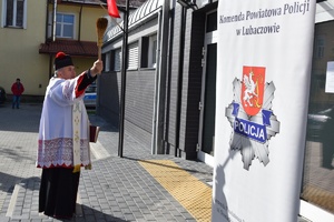 Policjanci i zaproszeni goście na placu przed Posterunkiem Policji w Cieszanowie.