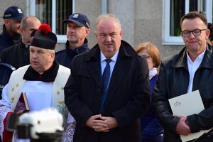 Policjanci i zaproszeni goście na placu przed Posterunkiem Policji w Cieszanowie.