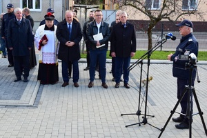 Policjanci i zaproszeni goście na placu przed Posterunkiem Policji w Cieszanowie.