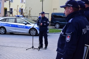 Policjanci i zaproszeni goście na placu przed Posterunkiem Policji w Cieszanowie.