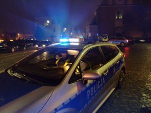 Policjanci kontrolują przewoźników osób na aplikację na ulicach Rzeszowa