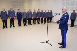 Policjanci podczas wręczenia wyróżnień w auli Oddziału Prewencji Policji w Rzeszowie. Na zdjęciu wyróżnieni funkcjonariusze i zaproszeni goście.