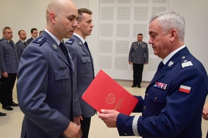 Policjanci podczas wręczenia wyróżnień w auli Oddziału Prewencji Policji w Rzeszowie. Na zdjęciu wyróżnieni funkcjonariusze i zaproszeni goście.