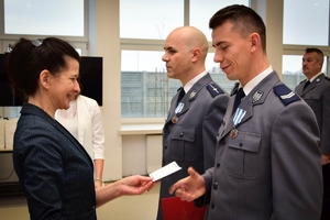 Policjanci podczas wręczenia wyróżnień w auli Oddziału Prewencji Policji w Rzeszowie. Na zdjęciu wyróżnieni funkcjonariusze i zaproszeni goście.