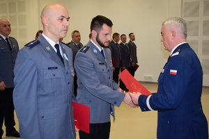 Policjanci podczas wręczenia wyróżnień w auli Oddziału Prewencji Policji w Rzeszowie. Na zdjęciu wyróżnieni funkcjonariusze i zaproszeni goście.