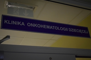 Policyjni antyterroryści z prezentami, w czapkach mikołajkowych zjeżdżają na linach z dachu budynku do szpitalnego okna