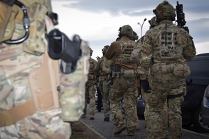 Policjanci podczas ćwiczeń w jednej z firm w Jasionce. Policyjni kontrterroryści z bronią przeszukują pomieszczenia biurowe.