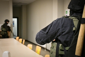 Policjanci podczas ćwiczeń w jednej z firm w Jasionce. Policyjni kontrterroryści z bronią przeszukują pomieszczenia biurowe.