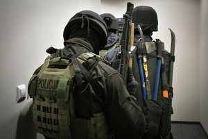 Policjanci podczas ćwiczeń w jednej z firm w Jasionce. Policyjni kontrterroryści z bronią przeszukują pomieszczenia biurowe.