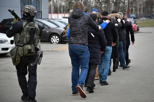 Policjanci podczas ćwiczeń w jednej z firm w Jasionce. Policyjni kontrterroryści z bronią przeszukują pomieszczenia biurowe.