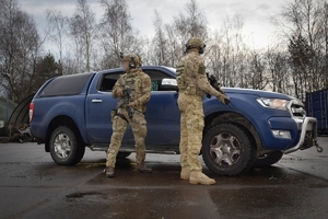 Policjanci podczas ćwiczeń w jednej z firm w Jasionce. Policyjni kontrterroryści z bronią przeszukują pomieszczenia biurowe.