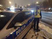 Pora nocna - policyjny patrol ruchu drogowego stojący przy ulicy, przed policyjnym radiowozem